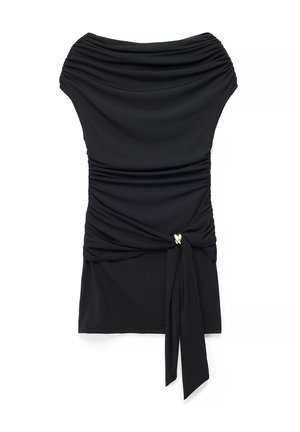 Minivestido negro fruncido con escote off-shoulder, cintura fruncida y un detalle de nudo lateral asegurado con un cierre dorado.