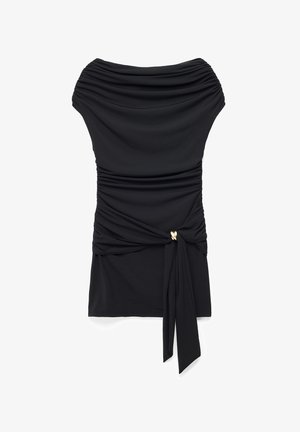 Czarna mini sukienka z marszczeniami, z odkrytymi ramionami, taliowana, z bocznym węzłem zabezpieczonym złotą klamrą.