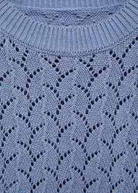 Hellblauer, gestrickter Pullover mit einem strukturierten Chevron-Muster und einem gerippten Halsausschnitt. Verfügt über offene Maschen für zusätzliche Details.
