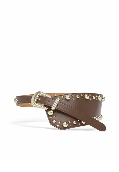 Ceinture en cuir marron avec des clous ronds dorés et une boucle rectangulaire dorée, présentée sur fond blanc.