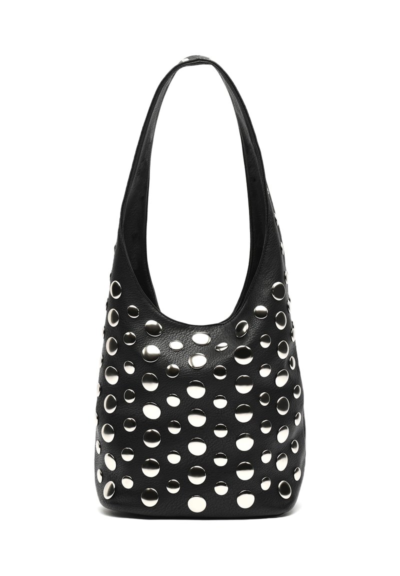 Schwarze Leder-Eimer-Handtasche mit breitem Tragegurt und großen silbernen runden Nieten, die die Oberfläche schmücken.
