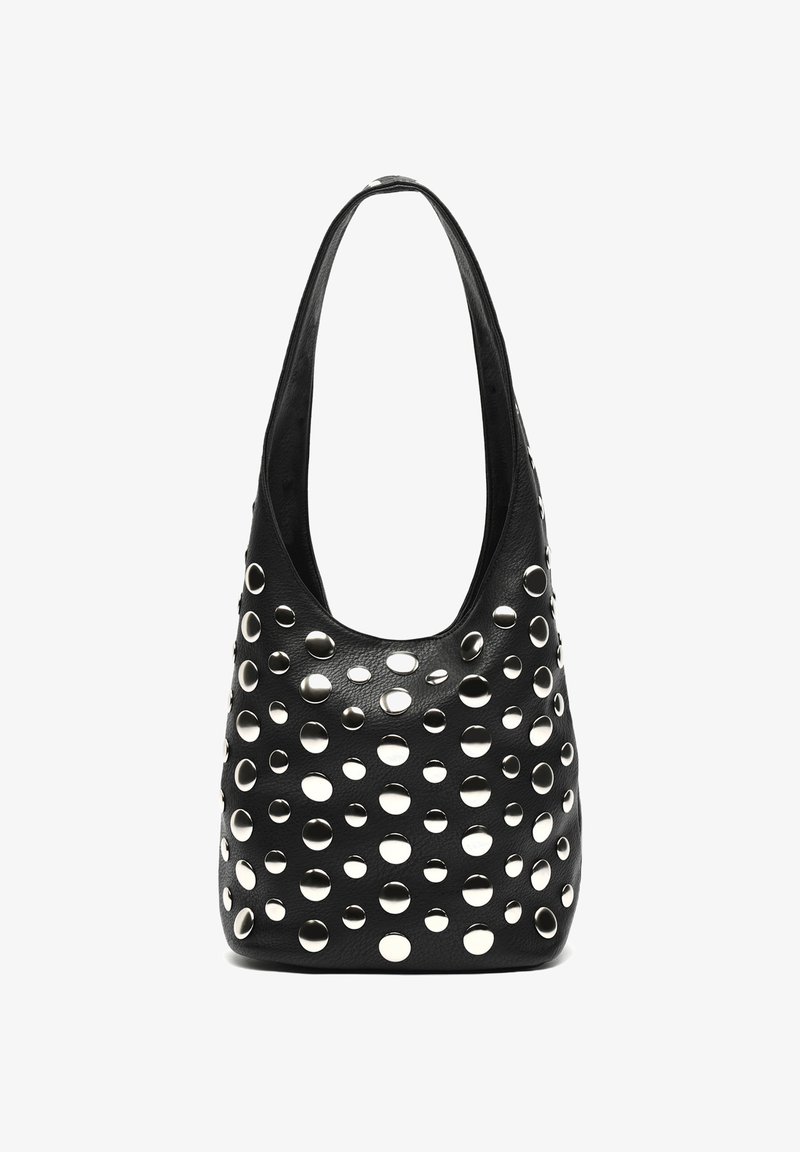 Mustast nahast ämbri stiilis käekott, millel on lai rihm ja suured hõbedased ümmargused nupud, mis kaunistavad pinda.