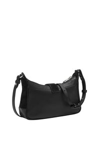 Borsa nera realizzata in pelle liscia e camoscio. Presenta una forma curvata, una tracolla staccabile e una chiusura con zip dotata di un pettine.