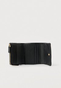 Musta nappaamaitokankaasta valmistettu kolminkertainen lompakko avattuna, jossa on useita korttipaikkoja, vetoketjullinen kolikkotasku kultaisella vetoketjulla ja napitus.