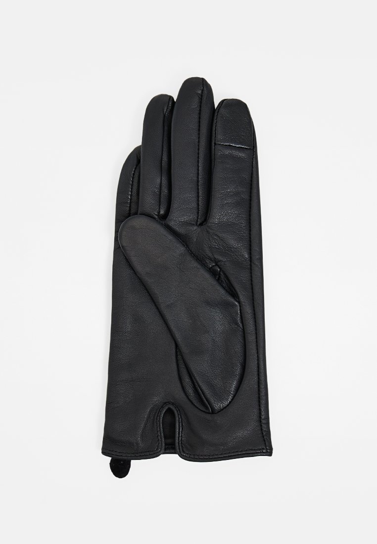 Guante de cuero negro con cinco dedos, textura suave, detalles de costura y área de palma reforzada. Diseño de puño abierto para facilitar su uso.
