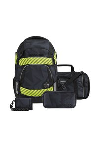 Schwarz und navy gestreifter Rucksack mit reflektierenden gelben Akzenten, begleitet von einem passenden Federmäppchen und einer Geldbörse, die aus haltbaren Materialien und Hardware gefertigt sind.