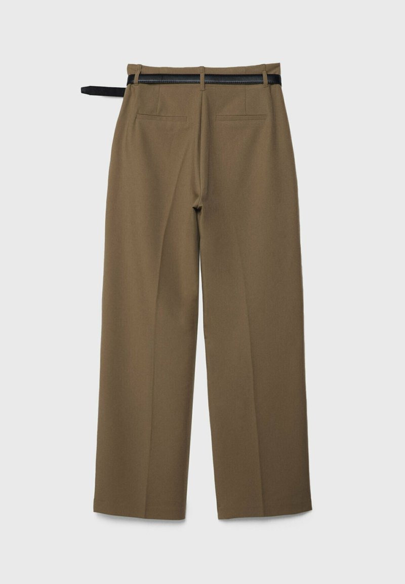 Pantaloni larghi marroni realizzati in un tessuto liscio, con una cintura nera e due tasche posteriori. Frontale piatto con pieghe stazzonate.