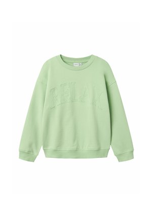 Sweatshirt vert clair avec "RELAX" brodé sur le devant, col rond, poignets côtelés et coupe décontractée. Texture de tissu douce.