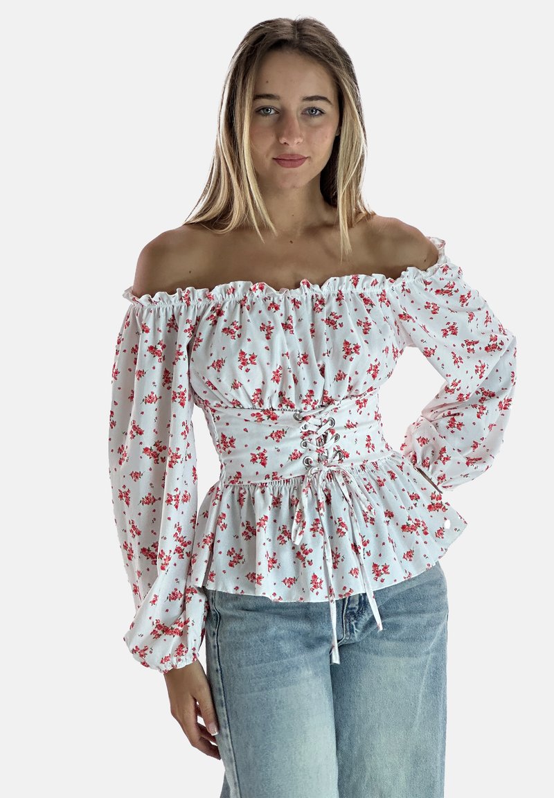 Weiße schulterfreie Bluse mit rotem Blumenmuster, gerafftem Ausschnitt, elastischem Bund und langen Puffärmeln, kombiniert mit hellblauen Jeans.