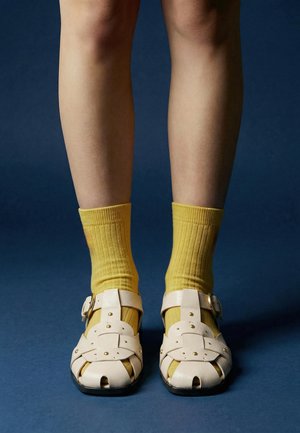 Stradivarius STUDDED CAGE - Sandále - white