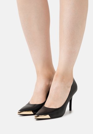 Czarne skórzane buty na wysokim obcasie z wąskim noskiem i złotymi metalicznymi akcentami na czubku. Gładka tekstura, elegancki design i smukły obcas.