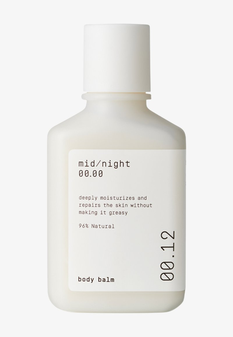 Valkoinen muovipullo, jossa on pyöreä runko ja sylinterimäinen korkki. Etiketissä on tummaa tekstiä, joka kertoo tuotteen nimestä ja kuvauksesta.