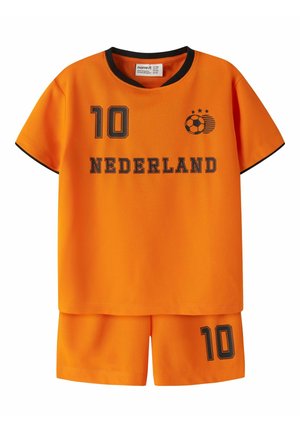 Ensemble maillot et short de football orange avec bordure noire, numéro 10, texte "Nederland" et graphique d’un ballon de football avec trois étoiles.