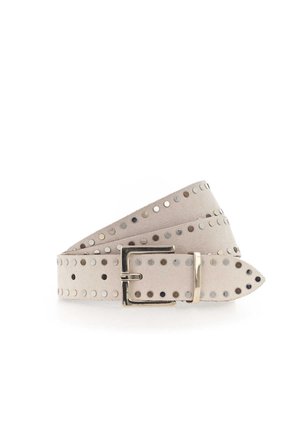 Lichtgrijze suède riem met zilverkleurige ronde studs en een zilveren rechthoekige gesp, opgerold op een witte achtergrond.