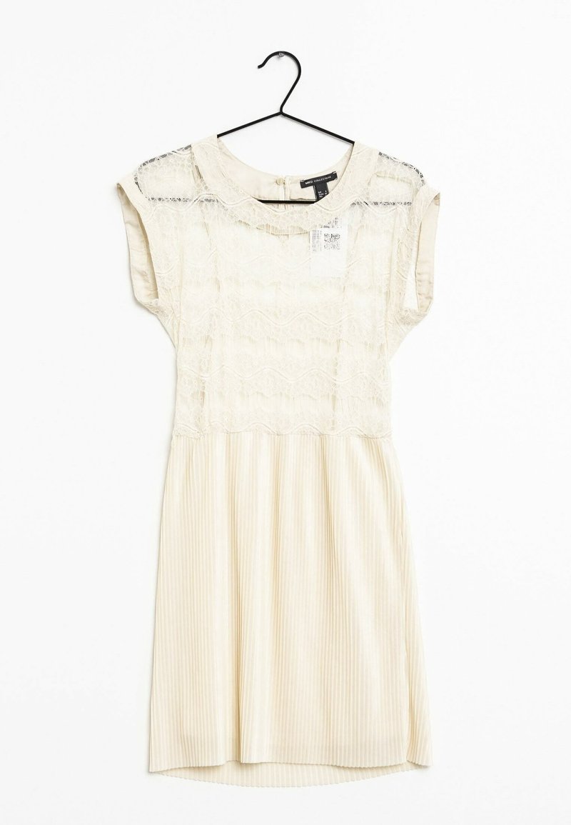 Robe crème avec un haut en dentelle et une jupe rayée. Caractérisée par des manches courtes, un col rond et un ourlet légèrement arrondi. Suspendue à un crochet noir.