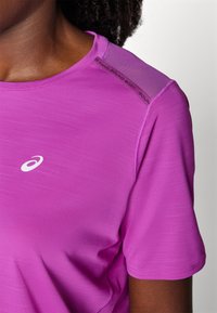 ASICS ROAD TOP - T-skjorte til trening - bold magenta