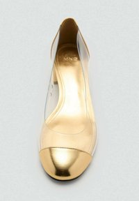 Chaussure plate à bout carré en métal doré avec une tige transparente et une doublure intérieure, présentant une finition lisse et un design à bout rond.