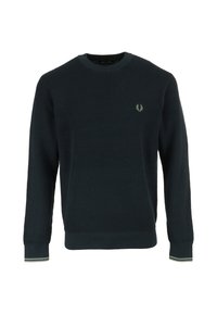Navyblauwe wafelgebreide trui met een ronde halslijn, geribbelde manchetten en onderrand, met een klein geborduurd logo op de borst.
