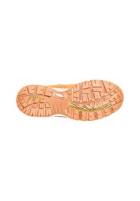 Schuhsohle mit einem robusten Design, das ein oranges Gummimaterial, ein strukturiertes Griffmuster und eine gelb akzentuierte Rille für besseren Halt aufweist.