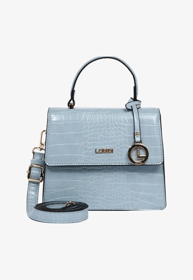 Lyseblå håndtaske i krokodille-tekstur med top-håndtag, aftagelig skulderrem, gylden logo-plade og cirkulært gyldent vedhæng på frontklappen.