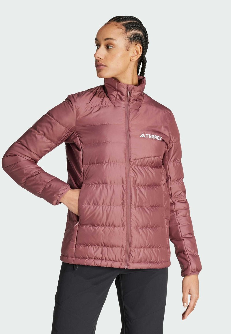Vadderad jacka i ljus burgundyröd, med hög krage, framdragkedja och Terrex-logotyp på bröstet. Slät, lättviktsmaterial.