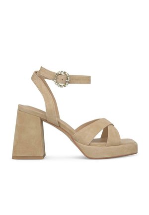 Sandal in suede beige con tacco a blocco, dotata di cinturini incrociati e cinturino alla caviglia con fibbia circolare. Superficie texture e tacco largo.