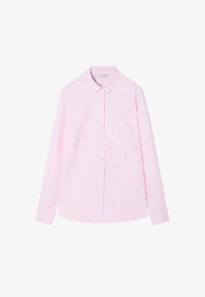 Różowa koszula z długim rękawem zapinana na guziki, wykonana z gładkiego materiału, z kołnierzykiem o ostrym kształcie i standardowym zapięciem na guziki z przodu.
