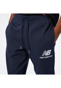 New Balance STACKED LOGO - Pantalones deportivos - eclipse
