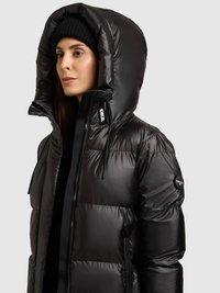 Zwarte donsjas met een hoge kraag en oversized capuchon, met een glanzende textuur, ritssluitingen en zijzakken.