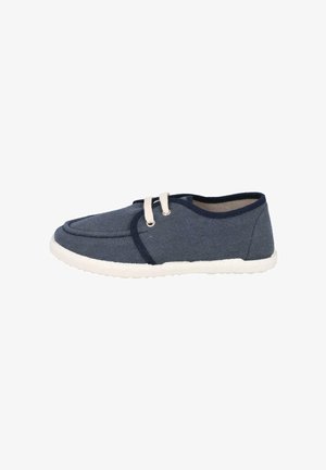 Zapato informal de tela azul marino con cordones blancos, ribete oscuro y suela de goma blanca, mostrado de lado sobre fondo blanco.