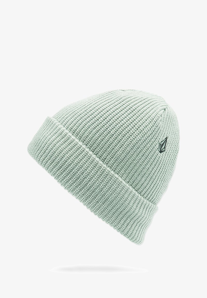 Lichtgroene gebreide beanie met een omgeslagen rand en subtiel textuurpatroon, met een klein zwart logo aan de zijkant.
