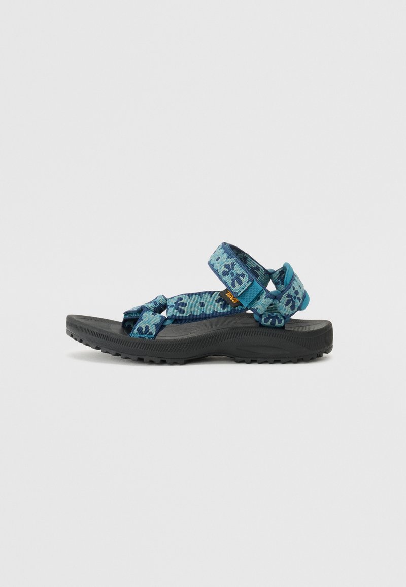 Sandalias de patrón azul con correas ajustables, que cuentan con una suela texturizada negra y una plantilla acolchada para mayor comodidad.