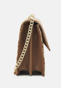 Sac à main texturé marron avec une chaîne en or et une fermeture éclair. Présente un extérieur à motifs avec une forme structurée et des côtés flexibles.