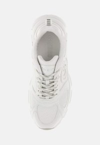 Sneaker blanche avec une tige en mesh et synthétique, col rembourré, lacets plats et semelle texturée avec un détail de logo subtil.