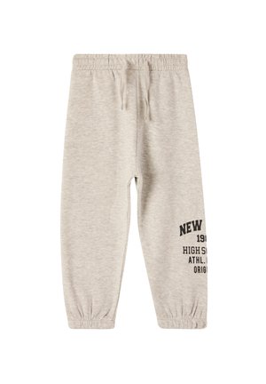 Pantaloni sportivi grigi chiari con vita elasticizzata e orli a costine. Presentano testo stampato in nero sulla gamba sinistra con "NEW YORK 1991 HIGH SCHOOL ATHL. ORIG."