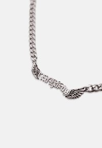 Sølvkæde med navneplade "Campaign", flankeret af detaljerede vingehængere på hver side, sat mod en ensartet hvid baggrund.