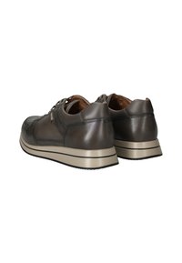 Chaussures en cuir gris foncé avec une texture lisse, présentant des panneaux en maille, un design à lacets et une semelle beige contrastante avec des accents noirs.