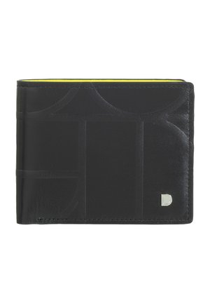 Cartera de cuero negro con patrones geométricos en relieve, interior amarillo contrastante, detalles en plata, diseño de bi-fold. Forma rectangular.