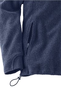 Rękaw i bok kurtki polarowej w kolorze granatowym z kieszenią na zamek, ściągaczem na mankiecie i regulowanym elastycznym ściągaczem u dołu.