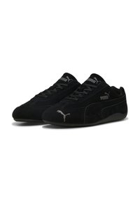 Sorte ruskinds sneakers med tekstureret overdel, afrundet tå og flade snørebånd. Har et sølvlogo og et subtilt sidelogo. Gummisål.