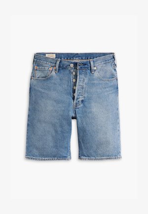Calções de ganga azul-claro com corte reto, fecho com botão de latão, design de cinco bolsos e bainha desfiada, apresentando ligeiras marcas de desgaste e desbotamento.