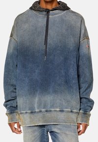 Felpa in denim con gradiente blu, dotata di cappuccio a coulisse, polsini a coste e una vestibilità comoda con orlo sfrangiato.
