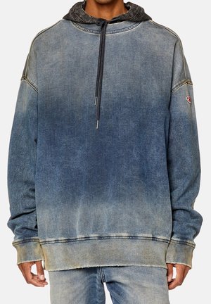 Felpa in denim con gradiente blu, dotata di cappuccio a coulisse, polsini a coste e una vestibilità comoda con orlo sfrangiato.