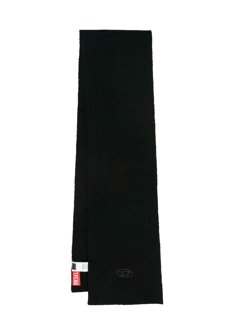 Sciarpa nera in maglia con una texture morbida, dotata di un logo discreto e di un'etichetta di stoffa all'estremità. Forma rettangolare, design minimalista.