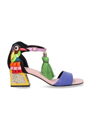 Sandalias de tacón coloridas con una correa negra, una banda de dedo morada y un borlón decorativo. El tacón es multicolor con acentos de purpurina.