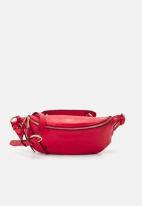 Banane en cuir rouge avec un design courbé, quincaillerie dorée, une bandoulière ajustable et un compartiment principal zippé. Logo de la marque à l'avant.