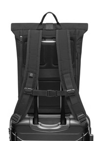 Fekete hátizsák állítható párnázott pántokkal, hálós hátrészzel és kihúzható fogantyúval. Az anyag tartós, elegáns felülettel rendelkezik.