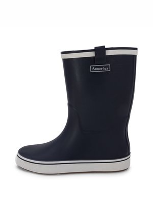 Marineblauwe rubberen regenlaars met witte bies, trekriempje en "Armor-lux" label aan de zijkant, platte witte zool met marineblauwe streep.