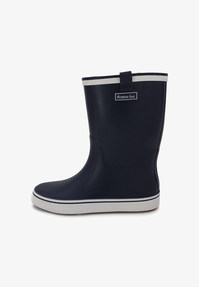 Botte de pluie en caoutchouc bleu marine avec bordure blanche, languette de traction et étiquette « Armor-lux » sur le côté, semelle blanche plate avec bande bleue marine.