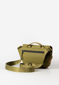 Borsa a tracolla verde oliva realizzata in materiale texturizzato; presenta una tasca frontale con zip, cinturino regolabile e dettagli in contrasto marrone.